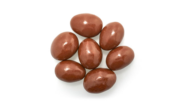 Milk chocolate [sugar, cocoa butter, unsweetened chocolate, milk ingredients (whole milk powder, non-fat milk powder), soy lecithin (emulsifier), vanilla extract], Almonds, Glazing agent (coconut), Polishing agent
This product may occasionally contain shell pieces
May contain: Peanuts, Other tree nuts, Wheat, Sulphites