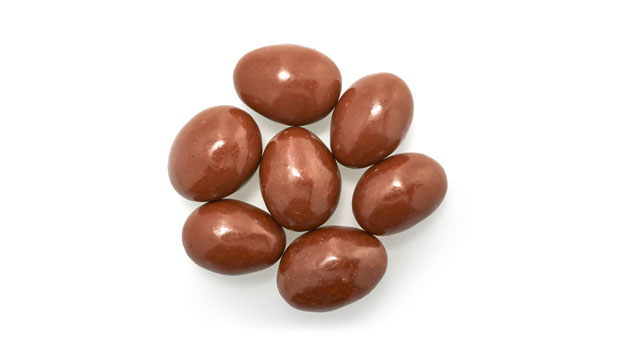 Milk chocolate [sugar, cocoa butter, unsweetened chocolate, milk ingredients (whole milk powder, non-fat milk powder), soy lecithin (emulsifier), vanilla extract], Almonds, Glazing agent (coconut), Polishing agent

May contain: Peanuts, Other tree nuts, Wheat, Sulphites