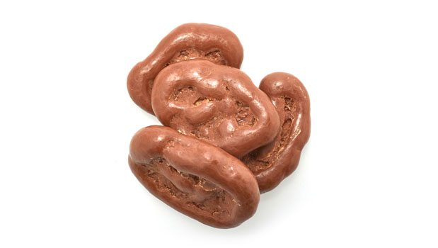 Chocolat au lait [sucre, beurre de cacao, chocolat non sucré, substances laitières (poudre de lait entier, poudre de lait écrémé), lécithine de soja (émulsifiant), extrait de vanille], Croustilles de banane (bananes, huile de noix de coco, sucre, arôme de banane), Agent de glaçage (noix de coco), Agent de polissage
Peut contenir: Arachides, Noix