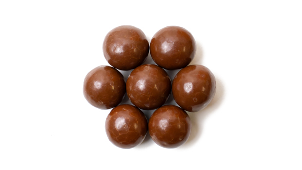 Milk chocolate (sugar, cocoa butter, unsweetened chocolate, skim milk powder, butteroil, soy lecithin [emulsifiers], natural vanilla extract), White chocolate (sugar, cocoa butter, whole milk powder, soy lecithin [emulsifier], natural vanilla extract), Dark chocolate (sugar, unsweetened chocolate, cocoa butter, soy lecithin [emulsifier], natural vanilla flavour, skim milk powder), Cookies (Sugar, tapioca starch, rice flour, cocoa processed with alkali, palm oil, corn starch, salt, unsweetened chocolate, natural flavor, soy lecithin [emulsifier], sodium bicarbonate), Natural flavor, Tapioca starch, Sugar, Shellac, Vegetable oil