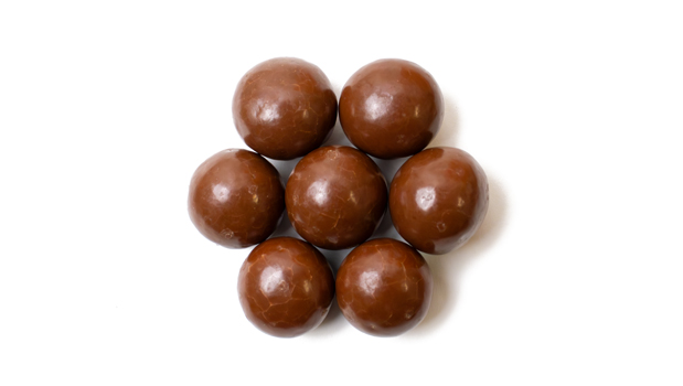 Chocolat au lait (sucre, beurre de cacao, chocolat non sucré, poudre de lait écrémé, huile de beurre, lécithine de soya [émulsifiant], extrait naturel de vanille), Chocolat blanc (sucre, beurre de cacao, poudre de lait entier, lécithine de soya [émulsifiant], extrait naturel de vanille), Chocolat noir (sucre, chocolat non sucré, beurre de cacao, lécithine de soya [émulsifiant], arôme de vanille naturel, poudre de lait écrémé), Biscuits (Sucre, amidon de tapioca, farine de riz, cacao traitée avec alcali, huile de palme, amidon de maïs, sel, chocolat non sucré, saveur naturelle, lécithine de soya [émulsifiant], bicarbonate de soude), Arôme naturel, Amidon de tapioca, Sucre, Gomme laque, Huile végétale.