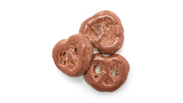 Milk chocolate [sugar, cocoa butter, unsweetened chocolate, milk ingredients (whole milk powder, non-fat milk powder), soy lecithin (soy, emulsifier), vanilla extract], Pretzels [unbleached enriched wheat flour (wheat) (flour, niacin, reduced iron, thiamine mononitrate-B1, riboflavin-B2, folic acid), salt, malt, soybean oil], Glazing agent (coconut), Polishing agent

May contain: Peanuts, Tree nuts, Sulphites.