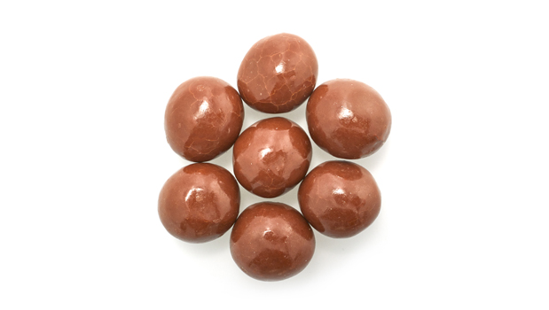 Milk chocolate (sugar, cocoa butter, milk, chocolate liquor, soy lecithin - an emulsifier, artificial flavoring, salt), corn syrup, sweetened condensed milk (milk, skim milk, sugar), sugar, hydrogenated vegetable oil (palm kernel and soybean oil), evaporated milk (Vitamin D added), salt, natural and artificial flavor, gum arabic, modified starch, coconut oil, confectioner's glaze, xanthan gum.