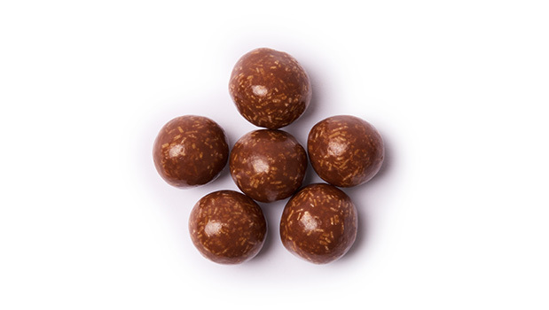 Chocolat au lait [sucre, beurre de cacao, chocolat non sucré, substances laitières (poudre de lait entier, poudre de lait écrémé), lécithine de soja (émulsifiant/soja), extrait de vanille], Avelines, Katafi [farine de blé blanchie enrichie (farine de blé (blé), niacine, fer réduit, mononitrate de thiamine, riboflavine, acide folique, acide ascorbique, peroxyde de benzoyle, chlore), eau, amidon de maïs, amidon de blé (blé), sel.] Agent de glaçage (noix de coco), Agent de polissage.Peut contenir: Arachides, Autres noix, Sulfites