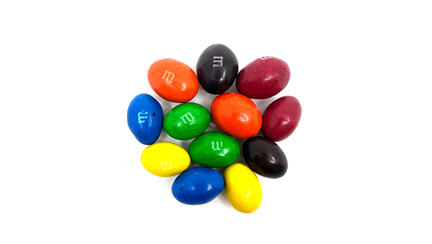 Chocolat au lait [sucre, beurre de cacao, pâte de cacao, substances laitières (lait), lactose, arachides (arachides), lécithine de soja (soja), sel, arôme] , Sucres (sucre, dextrose, sirop de maïs), Beurre d'arachide [arachides partiellement dégraissées (arachides), huile de palme], Huiles de palme et de tournesol modifiées et/ou huile de palmiste hydrogénée, Amidon de maïs, Arôme, Sel, Dextrine de tapioca, Cire de carnauba, Gallate de propyle, Gomme arabique, Dioxyde de titane, Bleu brillant FCF, Jaune soleil FCF, Rouge allura, Tartrazine, Indigotine.