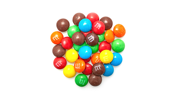 Chocolat au lait [sucre, beurre de cacao, pâte de cacao, substances laitières (lait), lactose, arachides, lécithine de soja (soja), sel, arôme] , Sucres (sucre, dextrose, sirop de maïs), Beurre d'arachide [arachides partiellement dégraissées (arachides), huile de palme], Huiles de palme et de tournesol modifiées et/ou huile de palmiste hydrogénée, Amidon de maïs, Arôme, Sel, Dextrine de tapioca, Cire de carnauba, Gallate de propyle, Gomme arabique, Dioxyde de titane, Bleu brillant FCF, Jaune soleil FCF, Rouge allura, Tartrazine, Indigotine.