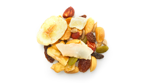 Raisins sultane, arachides peau rouges, arachides blanchies, graines de tournesol, bananes, graines de citrouille, ananas, papaye, noix de coco, huile non hydrogénée de canola, huile végétale, huile de noix de coco, sucre de canne, sulfites, chlorure de calcium, acide citrique, arôme de banane, tartrazine, jaune soleil FCF.