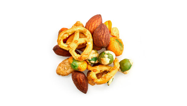 Pois [petits pois, amidon de maïs, sucre, assaisonnement (sriracha, wasabi végétarien), huile de palme, farine de riz, sel, colorants artificiels (tartrazine, bleu brillant FCF)], Amandes, Arachides, Bâtonnets de sésame (farine de blé enrichie, huile de soya, graines de sésame, boulgour, sel, poudre de betterave, curcuma), Noix de cajou, Mini bretzels (farine de blé enrichie non blanchie, sel, malt, huile de soya), Huile de canola non hydrogénée, Assaisonnement BBQ [sel, sucres (dextrose, sucre), levure torula, glutamate monosodique, épices, farine (blé), poudre de tomate, poudre d'oignon, acide citrique, poudre d'ail, phosphate tricalcique (antiagglomérant), extraits de paprika, citrate de sodium, extraits d'épices, arôme naturel de fumée]