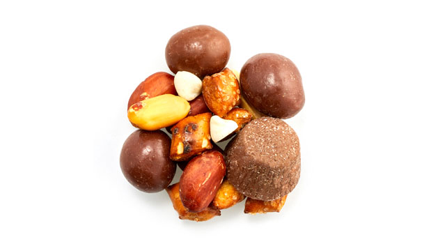 Arachides, Chocolat au lait (sucre, beurre de cacao, chocolat non sucré, substances laitières, lécithine de soya, extrait de vanille, arachides, gomme laque), Morceaux de beurre d’arachides [sucre, huile hydrogénée de palmiste et / ou palmier, arachides moulues, lactosérum, lactose, cacao (traité à l'alcali), farine d'arachides, lait écrémé, sel, lécithine de soja, sorbitol (émulsifiants), vanilline (arôme artificiel)], Bretzels [farine de blé enrichie non blanchie (farine, niacine, fer réduit, mononitrate de thiamine-b1, riboflavine-b2, acide folique), malt, sel, huile de soja], Brissures de yaourt [sucre, huile de palmiste, poudre de lactosérum, poudre de yogourt (substances laitières, acide lactique, acide citrique, culture bactérienne), concentré de protéines de lactosérum en poudre, lécithine de soya, bioxyde de titane, tristéarate de sorbitane, Arôme naturel], Huile de canola non hydrogénée, Gomme laque