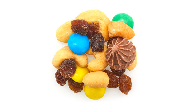 Arachides (arachides, huile de canola non hydrogénée, sel), Raisins secs (raisins secs, huile de tournesol), Boutons arc-en-ciel [sucre, huile de palmiste hydrogénée, cacao, lait écrémé en poudre, lactosérum, gomme arabique, lécithine de soja, cire d'abeille, cire de carnauba, colorant dioxyde de titane, arôme naturel de vanille, colorants artificiels (tartrazine, jaune soleil FCF, rouge allura, bleu brillant, Indigotine), tocophérols], Chocolat rosette (sucre, huile de palmiste, concentré de proteine de lactosérum, poudre de lactosérum(Lait), poudre de cacao, poudre de lait entier, lécithine de soja, tristéarate de sorbitan, arome naturel), Noix de cajou rôties (noix de cajou, huile de canola sans OGM, sel)