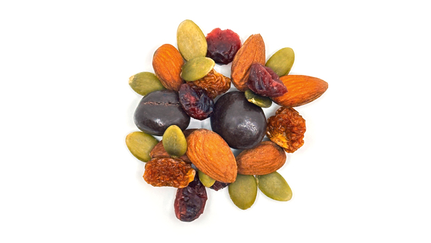 Dried cranberries (cranberries, sugar, sunflower oil), Pumpkin seeds, Almonds, Chocolate coating  [unsweetened chocolate, sugar, cocoa butter, soy lecithin (emulsifier), vanilla extract, glazing agent (coconut), polishing agent], Dried blueberries (blueberries, sugar, sunflower oil), Dried golden berries.