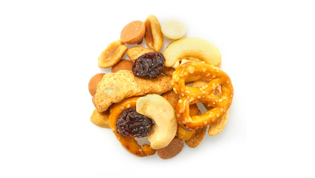 Arachides, Bretzels [farine de blé non blanchie enrichie (farine, niacine, fer réduit, mononitrate de thiamine-b1, b2-riboflavine, acide folique), sel, malt, huile de soja], Pépites d'ivoire [sucre, huile de palmiste, poudre de lactosérum, concentré de protéine en poudre de lactosérum (lait), lécithine de soja (soja), tristéarate de sorbitane, arôme naturel de vanille], Brissures butterscotch [sucre, huile de palmiste, poudre de lactosérum (lait), concentré de protéine de lactosérum en poudre , arômes naturels, lécithine de soja (soja), tristéarate de sorbitan, colorants artificiels (tartrazine, jaune soleil FCF, rouge allura, bleu brillant FCF)], Cajous (noix de cajou, huile de canola), Raisins (raisins, huile de tournesol), Bâtons de sésame [farine de blé enrichie (farine de blé non blanchie, farine d'orge maltée, niacine, fer (fer réduit), mono nitrate de thiamine, riboflavine, acide folique), huile de soja, graines de sésame, boulgour, sel, poudre de betterave (colorant), curcuma (colorant)].