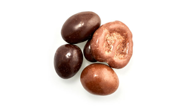 Glaçage au chocolat noir (sucre, chocolat non sucré, beurre de cacao, lécithine de soja), Glaçage au chocolat au lait (sucre, beurre de cacao, chocolat non sucré, lait entier en poudre, lécithine de soja, polyricinoléate de polyglycérol, sel, extrait naturel de vanille) • Raisins secs (raisins secs de sultane, huile végétale) • Canneberges séchées (canneberges, sucre de canne, huile de tournesol) • Amandes • Bretzels (farine de blé enrichie, sel, malt, huile de soja), Noix de cajou (noix de cajou, huile de canola non hydrogénée),Caramels au chocolat au lait [sucre, cacao beurre, lait, liqueur de chocolat, lécithine de soja, arôme artificiel, sirop de maïs, lait concentré sucré (lait, lait écrémé, sucre), sucre, huile végétale hydrogénée (palmiste et huile de soja), lait évaporé, sel, arôme naturel et artificiel, gomme arabique, amidon modifié, huile de coco, gomme laque, gomme xanthane] • Gomme laque • Gomme d'acacia
CONTIENT: BLÉ, NOIX, LAIT, SOJA.