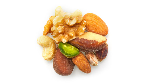 Amandes, noix  de grenoble,  noix de brésil, cajous, pistaches.
Peut parfois contenir des morceaux d'écales