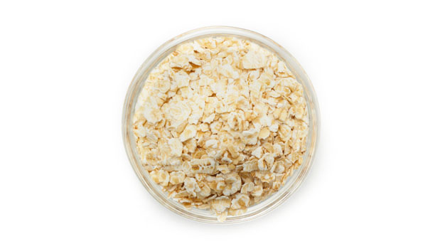 Organic rolled oats.

It is a raw agriculture product. Although it has been mechanically cleaned before packaging, some foreign material may be present. Sort & wash before using.