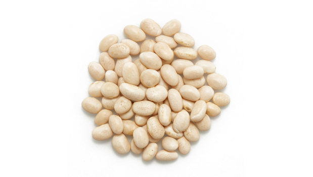 Organic navy beans.

It is a raw agriculture product. Although it has been mechanically cleaned before packaging, some foreign material may be present. Sort and wash before using.