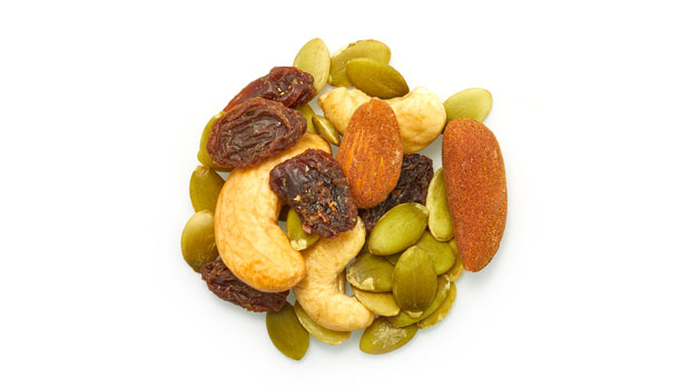 Raisins biologiques (raisins biologiques, huile de tournesol biologique), Graines de citrouille biologiques, Amandes biologiques, Noix de cajou biologiques.