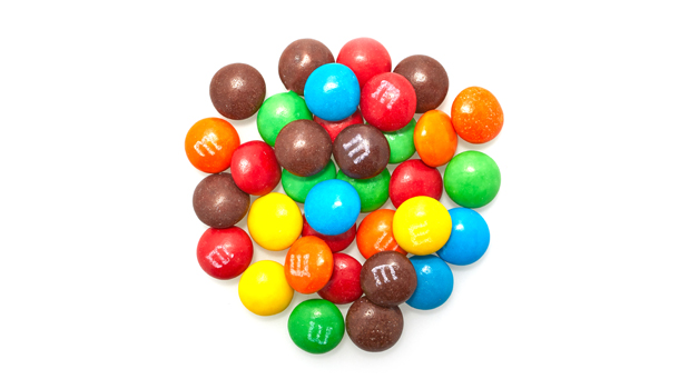 Milk chocolate (sugar, chocolate, skim milk, cocoa butter, lactose, milkfat, soy lecithin, salt, artificial and natural  flavors), sugar, less than 2% - coloring (includes: yellow 5 lake, red 40 lake, blue 1 lake, yellow 6, blue 2 lake, yellow 5, red 40, blue 1, yellow 6 lake, blue 2), dextrin, cornstarch, corn syrup, carnauba wax.