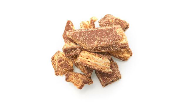 Sucre, farine de blé (blé), lait écrémé (lait), beurre de cacao, chocolat, huile de palmiste, lactose (lait), matière grasse du lait (lait), contient 2% ou moins de: lécithine de soja (soja), PGPR (émulsifiant), levure, vanilline (un arôme artificiel), sel, bicarbonate de sodium.