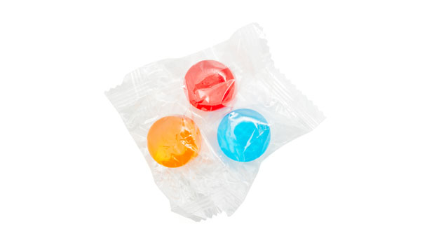 Isomalt, acide lactique, arômes naturels et artificiels, colorant, sucralose.
Contient 38 g de polyalcool dans 40 g
Attention : une consommation excessive peut avoir un effet laxatif