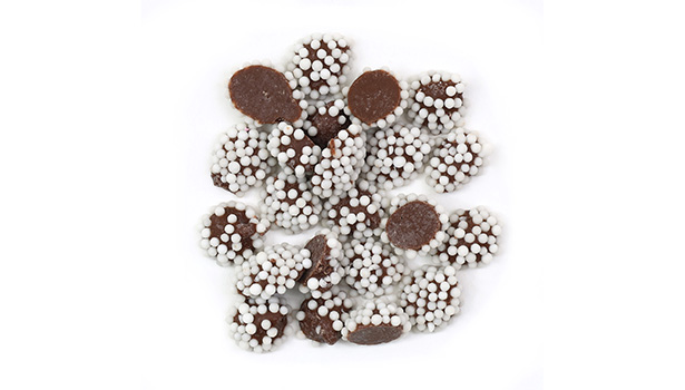 Sucre, nonpareils blancs (sucre, dextrine, fécule de tapioca, sirop de glucose déshydraté, glycérine, cire de carnauba, gomme arabique), huile de palmiste hydrogénée, poudre de cacao, lécithine de soja, lait entier en poudre.