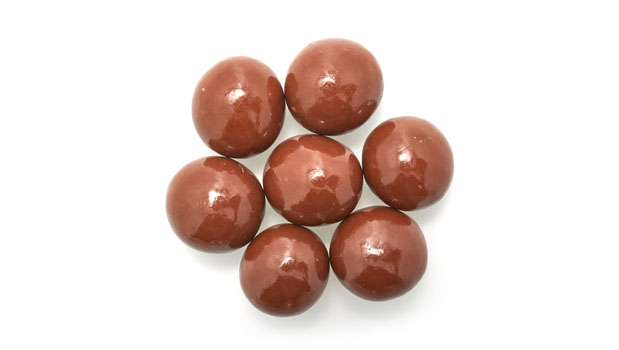 Chocolat au lait (sucre de canne, lait entier, beurre de cacao, pâte de cacao, lécithine de tournesol, vanille), centres de malt (sirop de maïs, enrobage de confiserie [sucre, huile de palmiste hydrogénée, poudre de cacao, poudre de lactosérum, lait écrémé en poudre, lécithine de soja [un émulsifiant], vanille], sucre, mélange laitier [lactosérum, concentré de protéines de lactosérum], poudre de malt [orge maltée, blé, lait, gluten de blé hydrolysé(blé), bicarbonate de sodium, sel], arômes naturels et artificiels), sucre de canne, sirop de tapioca, dextrine de tapioca, glaçage de confiseur.