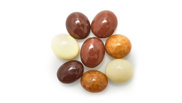 Chocolat noir (sucre de canne, pâte de cacao [traitée à l’alcali], beurre de cacao, huile de beurre, lécithine de tournesol, vanille), chocolat blanc (sucre de canne, beurre de cacao, lait entier, lécithine de tournesol, vanille), chocolat au lait, sucre, lait entier, beurre de cacao, pâte de cacao, lécithine de tournesol, vanille), café en grains, sucre de canne, sirop de tapioca, dextrine de tapioca, glaçage de confiseur.