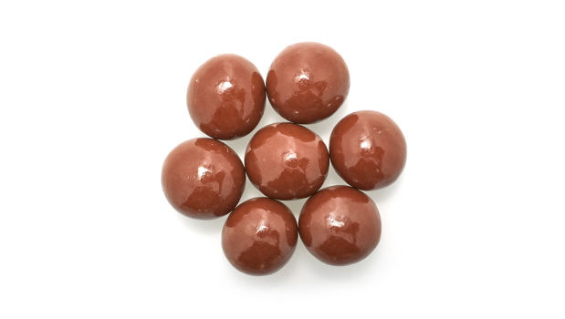 Sucres [surce, solides de glucose, lactose, extrait d'orge maltée], Substances laitères (lait), Beurre de cacao, Pâte de cacao, Huile de palm, Huile de palmiste, Lécithine de soja (soja), Tristéarate de sorbitan, Phosphate monocalcique, Bicarbonate de potassium, Pectine, Arôme artificiel, Bicarbonate de sodium.