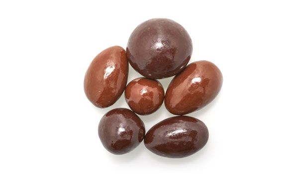 Chocolate coating (maltitol, cocoa butter, chocolate liquor, sodium caseinate [milk], anhydrous milk fat, soy lecithin [an emulsifier], natural flavor, vanilla, salt), dark chocolate coating (maltitol, chocolate liquor [processed with alkali], cocoa butter, milk fat [milk], soy lecithin [an emulsifier], salt, vanillin [an artificial flavor], sucralose), almonds, cashews, macadamias, maltitol, evaporated milk, fractionated palm kernel oil, butter (cream, salt), tapioca dextrin, natural flavor, confectioner’s glaze, sea salt, sunflower lecithin.