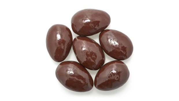 Dark chocolate coating (maltitol, chocolate liquor [processed with alkali], cocoa butter, milk fat [milk],soy lecithin [an emulsifier], salt, vanillin [an artificial flavor], sucralose), almonds, maltitol, tapioca dextrin, confectioner’s glaze.